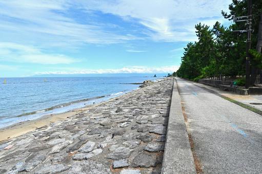 雨晴海岸まで続く遊歩道と青い海と空 雨晴海岸まで続く遊歩道と青い海と空の写真