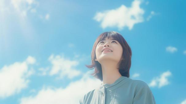 空を見上げる女性 空を見上げる女性の写真