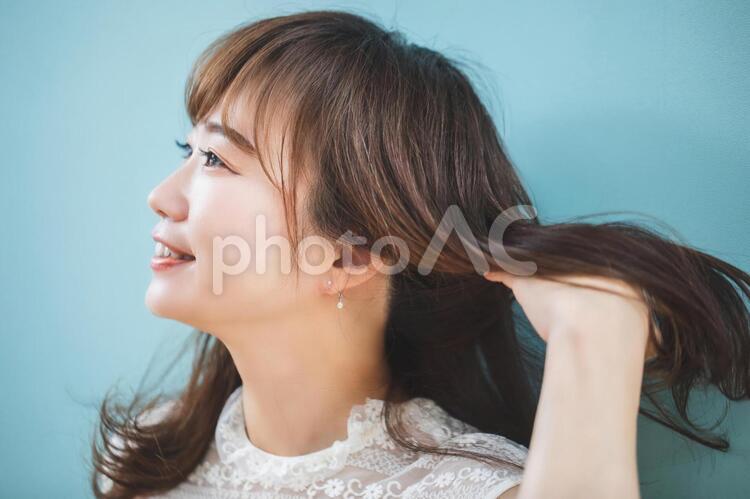 髪をなびかせる女性 髪の毛,ヘア,ヘアケアの写真素材