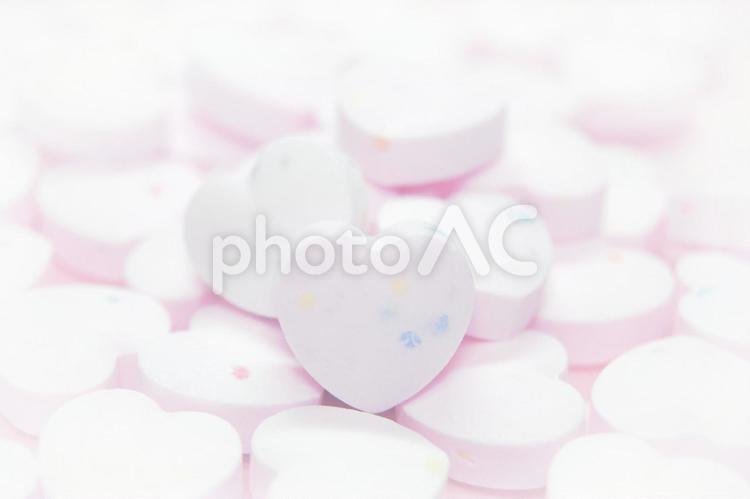 かわいいハートのラムネ菓子・淡色加工 ハート,ラムネ,ラムネ菓子の写真素材