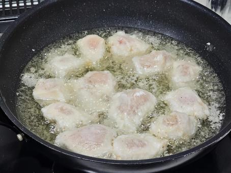 調理中の唐揚げ 調理中の唐揚げ 唐揚げ,からあげ,カラアゲの写真素材