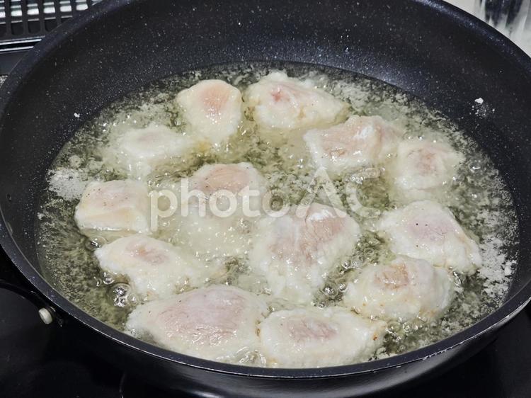 調理中の唐揚げ 唐揚げ,からあげ,カラアゲの写真素材