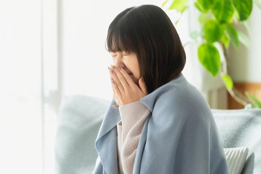 風邪を引いてくしゃみをする女性 女性,風邪,くしゃみの写真素材