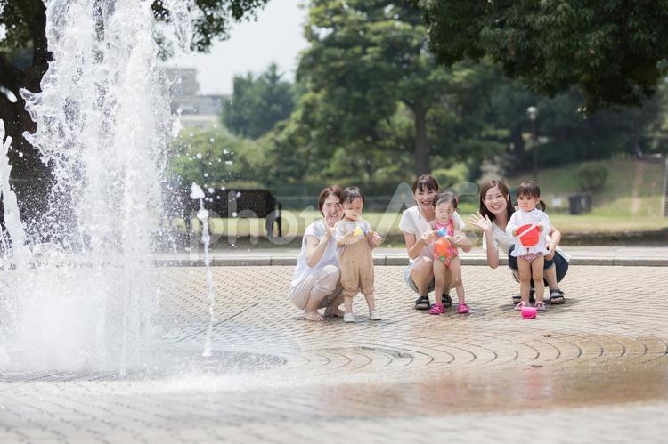 ママ友　母親　育児　水遊び　 ママ友,公園,噴水の写真素材