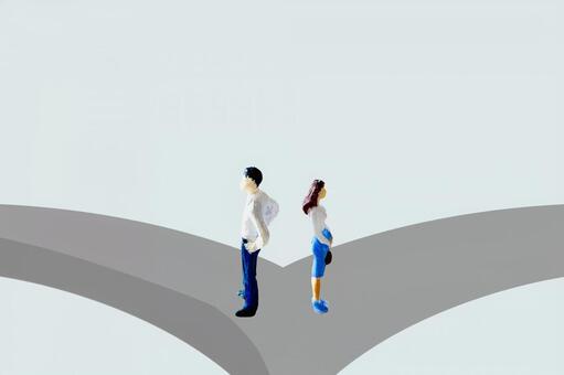 背中合わせで違う道を見ている男女 別れ,離婚,女性の写真素材