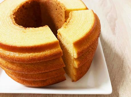 一部カットしたホールのバウムクーヘン バウムクーヘン,ホール,ケーキの写真素材