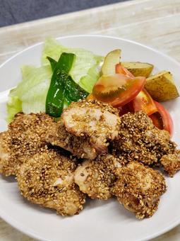 鶏肉の胡麻焼き(アップ) 鶏肉の胡麻焼き(アップ) 鶏むね肉,鶏肉,ゴマ焼きの写真素材