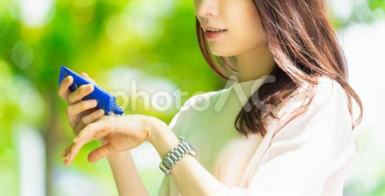 日焼け止めを塗る女性・夏の紫外線対策 女性,夏,紫外線の写真素材