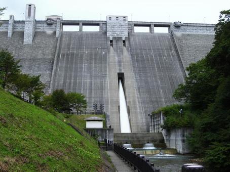 見上げる四万川ダムの写真