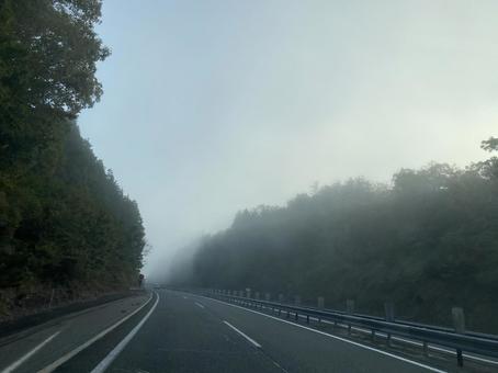 早朝の霧と朝焼けの高速道路 道路,朝焼け,霧の写真素材