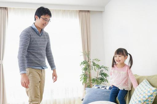 子育てをするイクメンパパ 休日,イクメンパパ,安心の写真素材