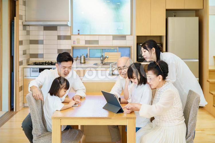 タブレットPCで遊ぶ3世代家族  アクティブシニア,3世代家族,シニア夫婦の写真素材