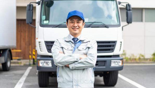 腕組するトラックドライバーの写真