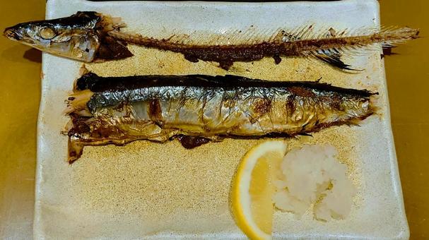 さんま(秋刀魚)の塩焼き 骨と身を分ける さんま(秋刀魚)の塩焼き 骨と身を分ける サンマ,焼き魚,秋の写真素材