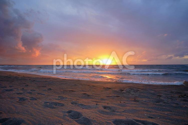 日本海に沈む夕日 海,海岸,砂浜の写真素材