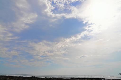 白浜の海　雲の多い空　太陽 海,海岸,岩の写真素材