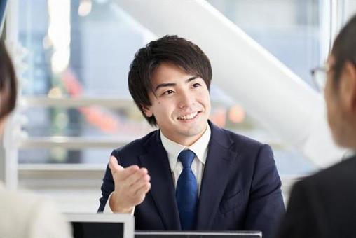 亞洲商人在會議上解釋 亞洲商人在會議上解釋