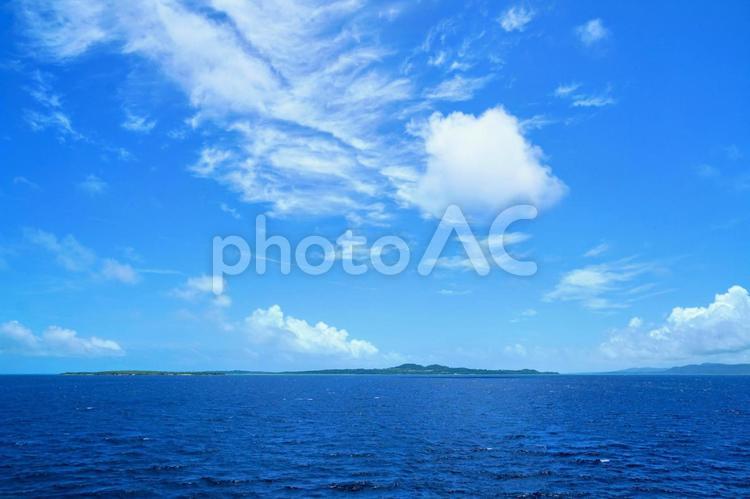 沖縄・海から小浜島を望む 小浜島,空,雲の写真素材