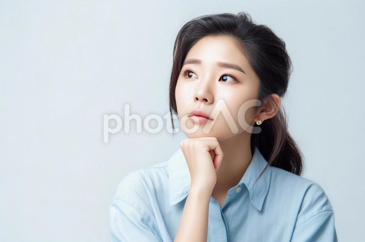 悩みを抱える女性の真剣な表情  女性,若い,日本人の写真素材