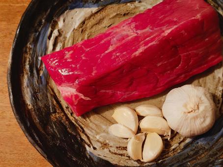 牛もも肉とにんにく 牛もも肉とにんにく 牛肉,もも肉,牛ももの写真素材