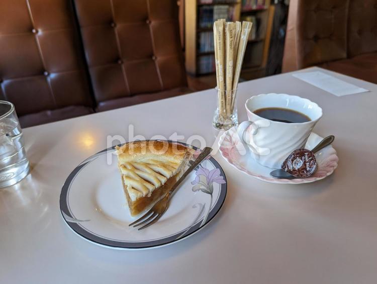 アップルパイとコーヒー アップルパイ,珈琲,コーヒーの写真素材