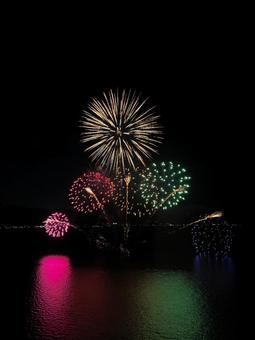 カラフルな花火 花火,花火大会,カラフルの写真素材