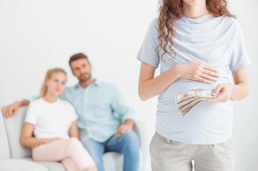 お金を見せる妊婦さんと後ろに座る夫婦 お金を見せる妊婦さんと後ろに座る夫婦 男性,女性,人物の写真素材