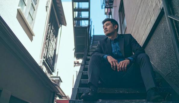 ビルの非常階段で休憩する男性 スーツ ビルの非常階段で休憩する男性 スーツの写真