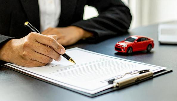 車購入イメージ 車のミニチュアと契約書 車購入イメージ 車のミニチュアと契約書の写真