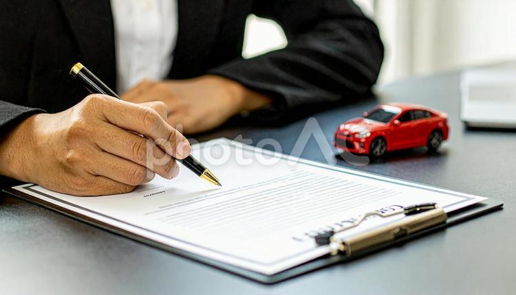 車購入イメージ　車のミニチュアと契約書 新車,中古車,購入の写真素材