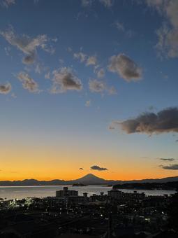 湘南から見た夕暮れ時の富士 湘南から見た夕暮れ時の富士の写真