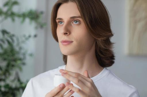 クリームのジャーを持って上を見ている男性 男性,外国人,欧米人の写真素材