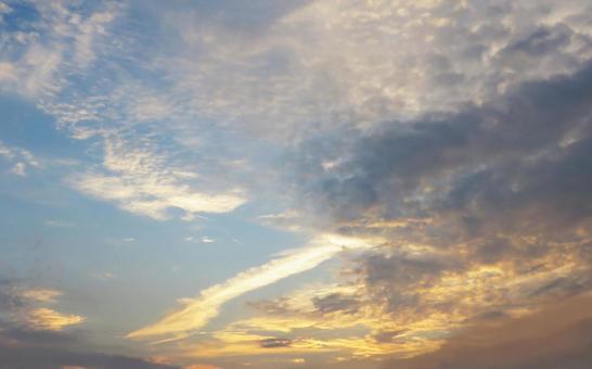 夕焼け空-黄色と青のグラデーション 夕焼け空-黄色と青のグラデーションの写真