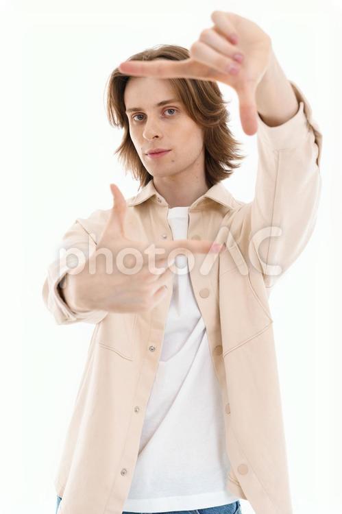 指でフレームを作るポーズの男性 男性,指フレーム,フレーミングの写真素材