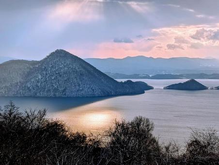 洞爺湖と日差し 洞爺湖,北海道,湖の写真素材