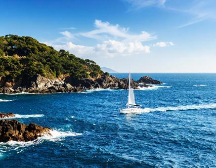 岸壁近くをセーリングの写真