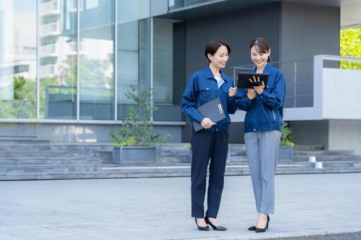 ビルメンテナンスする女性エンジニア 不動産,エンジニア,建築の写真素材