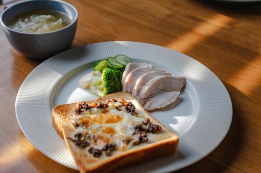 鶏肉とトーストの朝食 鶏肉とトーストの朝食の写真