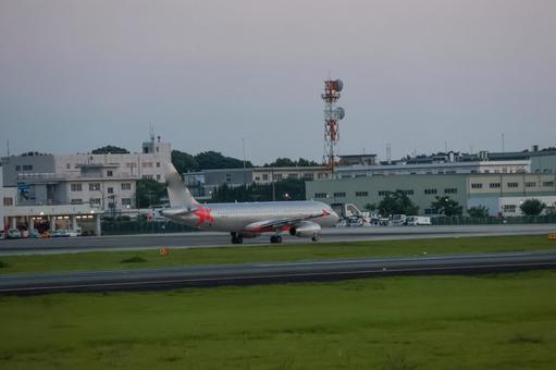 沈む陽と逆らう機体 沈む陽と逆らう機体の写真