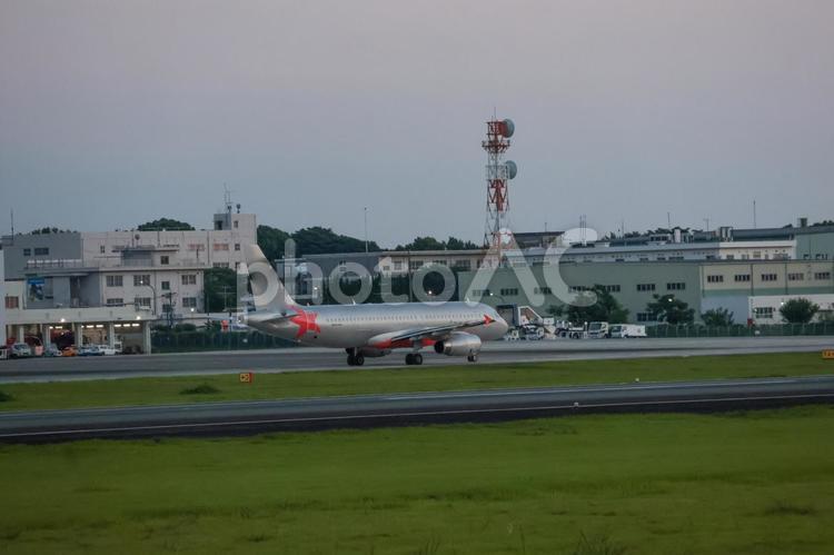 沈む陽と逆らう機体 飛行機,航空機,旅客機の写真素材