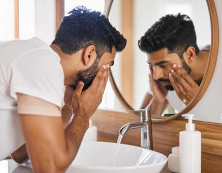 顔を洗う男性の写真