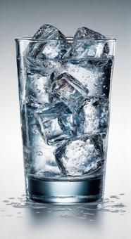 水滴がきらめく、透明な氷水の静物画 水滴がきらめく、透明な氷水の静物画の写真