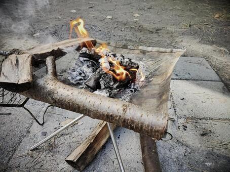 焚き火台と着火した炎 焚き火,焚き火台,火の写真素材