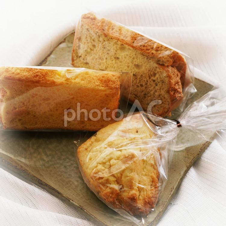 お皿に乗せた焼き菓子色々 洋菓子,焼き菓子,シフォンケーキの写真素材