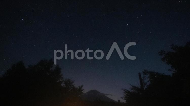 暗闇の中にうっすら見える富士山と星空 富士山,シルエット,星空の写真素材