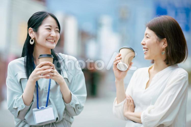 道路を歩くビジネスウーマン（笑顔） ビジネスウーマン,女性,コーヒーの写真素材