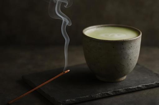 石板の抹茶と香煙の写真