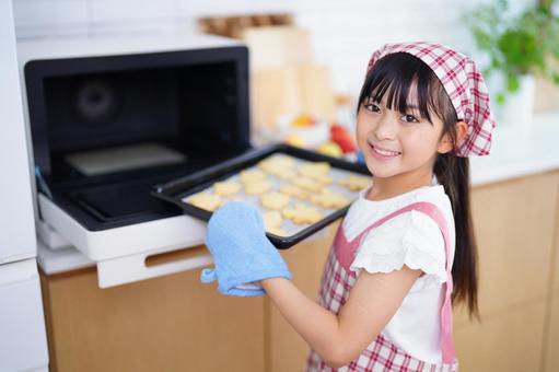 焼く準備をするエプロン姿の少女 女の子,日本人,クッキーの写真素材