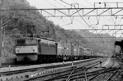 高速貨物列車をけん引するEF65形 高速貨物列車をけん引するEF65形 のりもの,鉄道写真,鉄道車両の写真素材