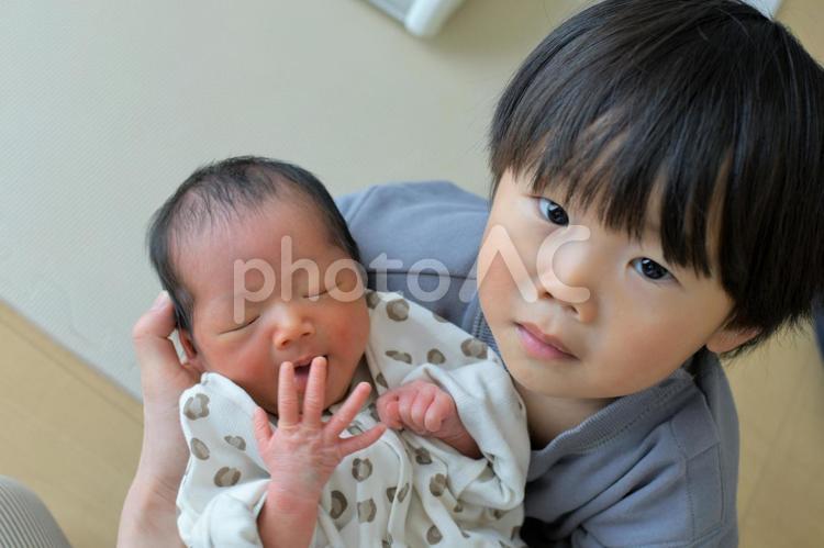 赤ちゃんを抱く幼児 赤ちゃん,新生児,女の子の写真素材